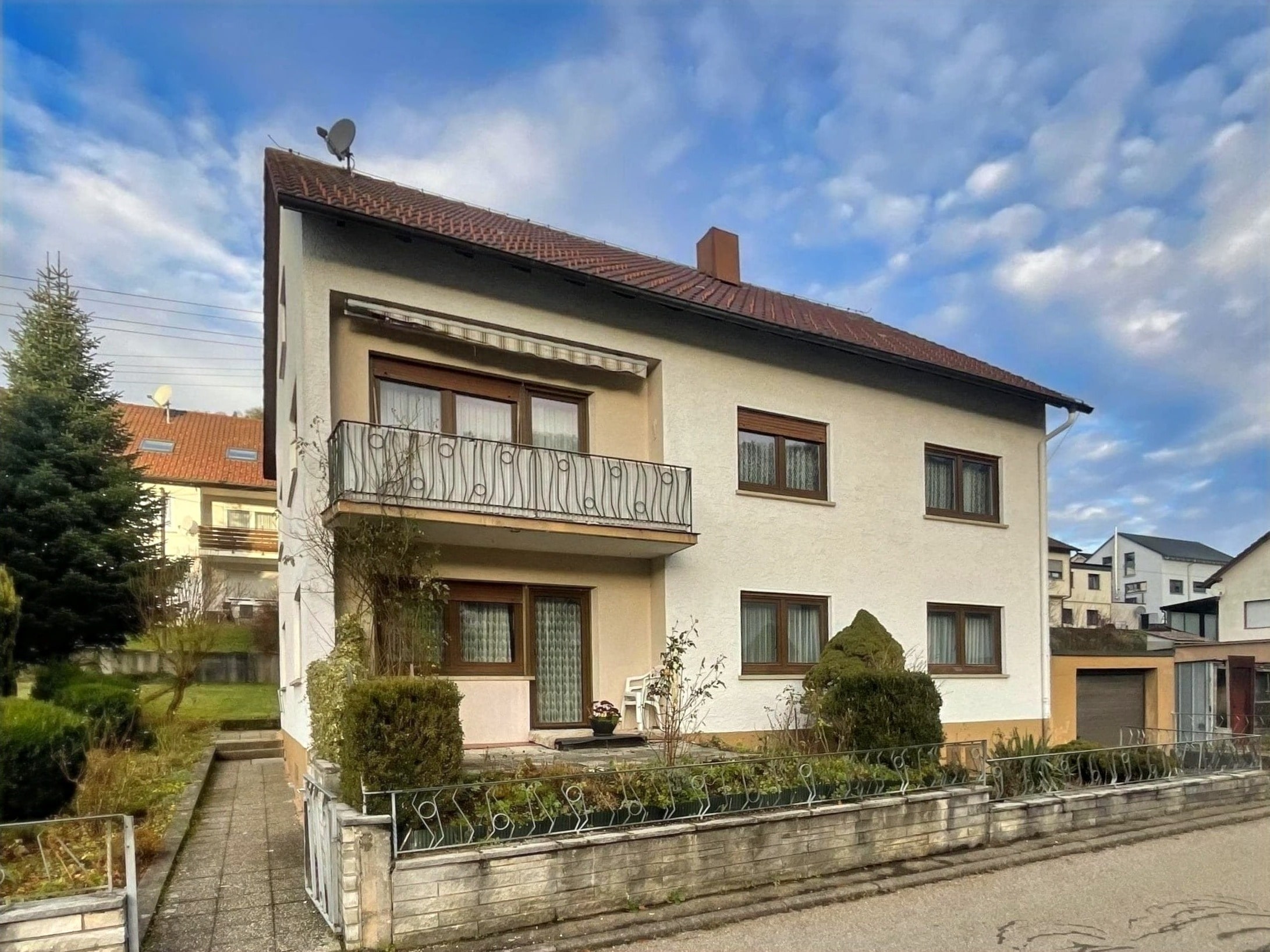 Mehrfamilienhaus zum Kauf 275.000 € 8 Zimmer 245 m²<br/>Wohnfläche 524 m²<br/>Grundstück Burladingen Burladingen 72393