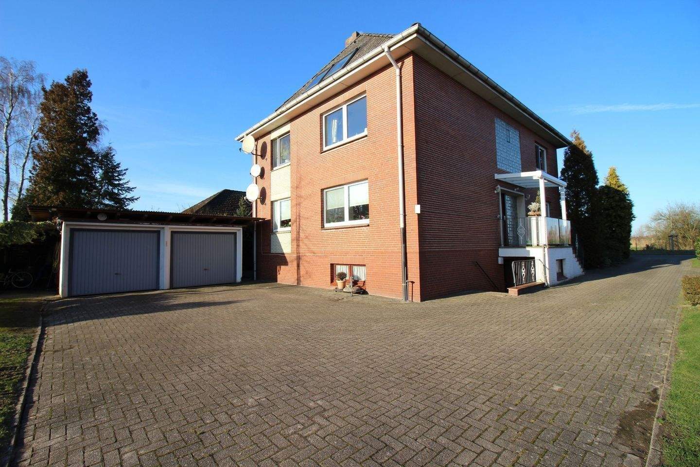 Immobilie in Hollern-Twielenfleth - Mehrfamilienhaus mit Elbblick plus zusätzlichem Bauland im Alten Land - Bild 0