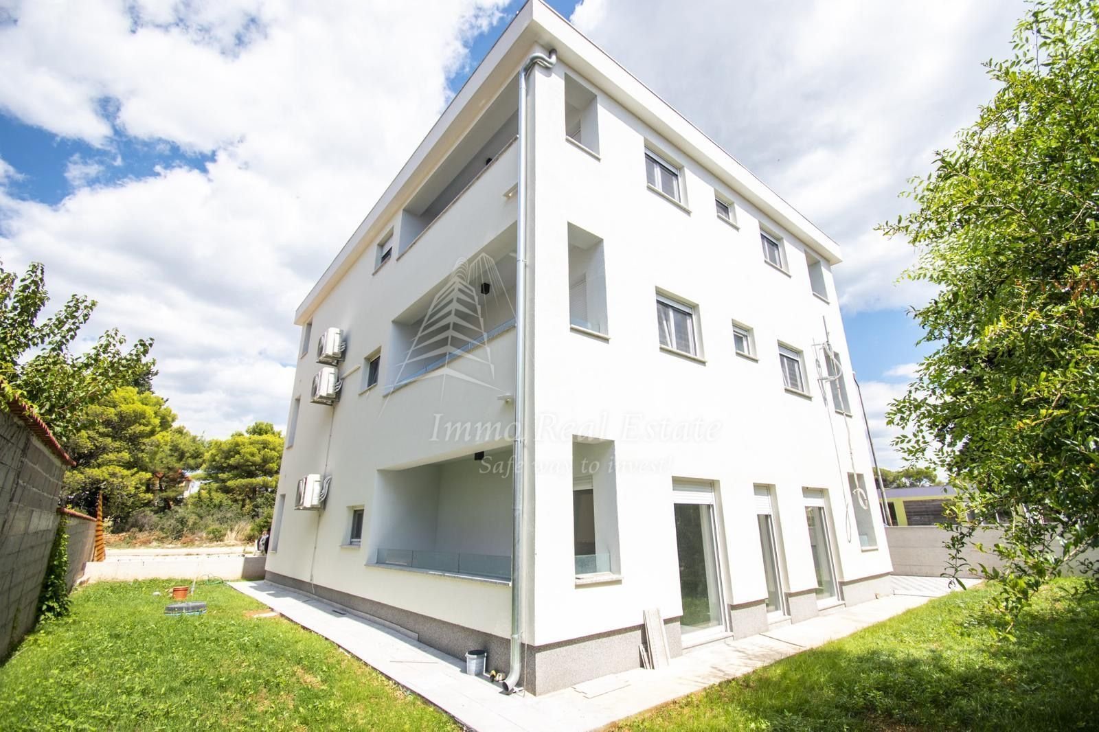 Haus zum Kauf 830.000 € 9 Zimmer 300 m²<br/>Wohnfläche 434 m²<br/>Grundstück Biograd na Moru center 23210