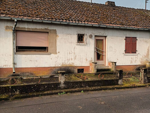 Haus zum Kauf 138.000 € 6 Zimmer 692 m² Grundstück frei ab sofort Auf Sangen 4 Rehlingen Rehlingen-Siersburg 66780