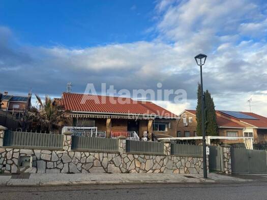 Chalet zum Kauf 325.000 € 4 Zimmer 520 m² CL FUENTE EMPEDRADA 29 Sevilla la Nueva 28609
