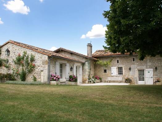 Haus zum Kauf 575.000 € 334 m² 19.889 m² Grundstück Roullet-Saint-Estèphe 16440