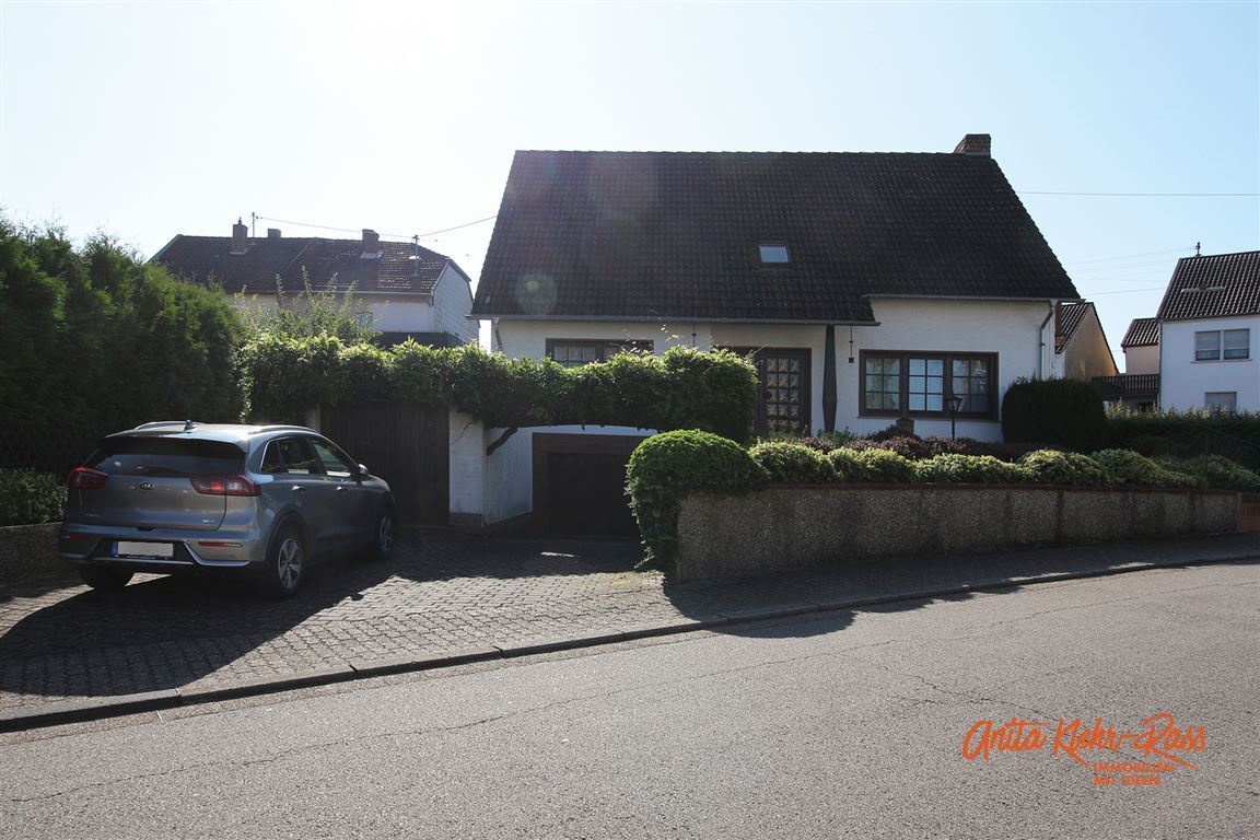 Einfamilienhaus zum Kauf 329.000 € 8 Zimmer 225 m²<br/>Wohnfläche 671 m²<br/>Grundstück Hülzweiler Schwalbach , Saar 66773