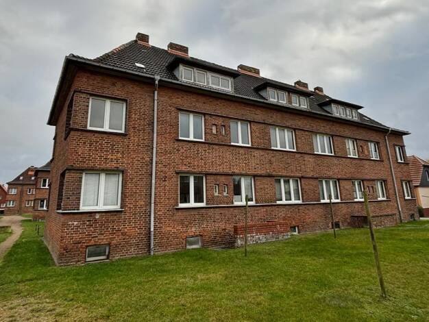 Wohnung zur Miete 430 € 2 Zimmer 42,6 m² Geschoss 1/2 frei ab sofort Güstrow 18273