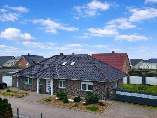 Bungalow zum Kauf 399.000 € 5 Zimmer 136,3 m² 683 m² Grundstück Dinklage 49413