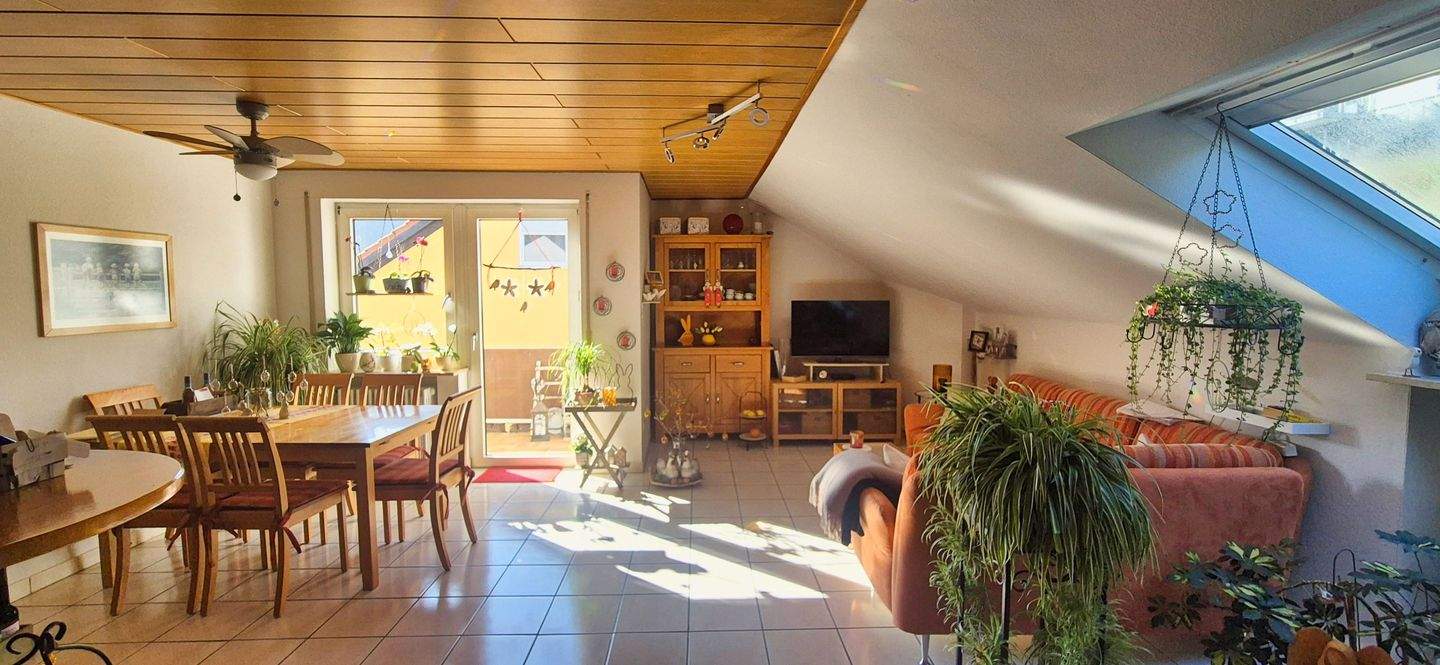 Immobilie in Ochsenfurt - Gemütliche Dachgeschosswohnung mit Südbalkon in ruhiger Lage von Ochsenfurt-Hohestadt - Bild 1