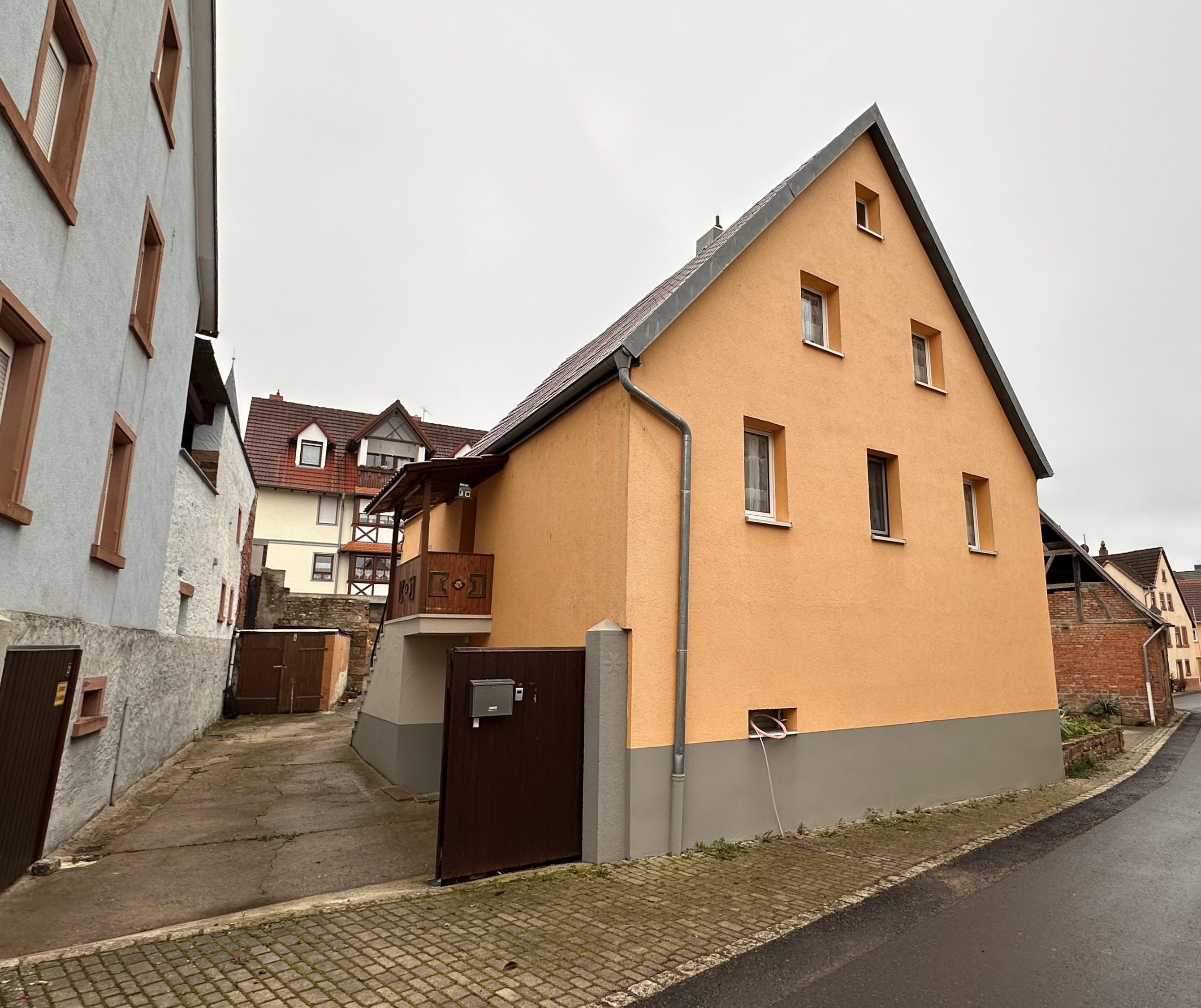 Einfamilienhaus zum Kauf 219.000 € 5 Zimmer 112 m²<br/>Wohnfläche 430 m²<br/>Grundstück Neubrunn Neubrunn 97277