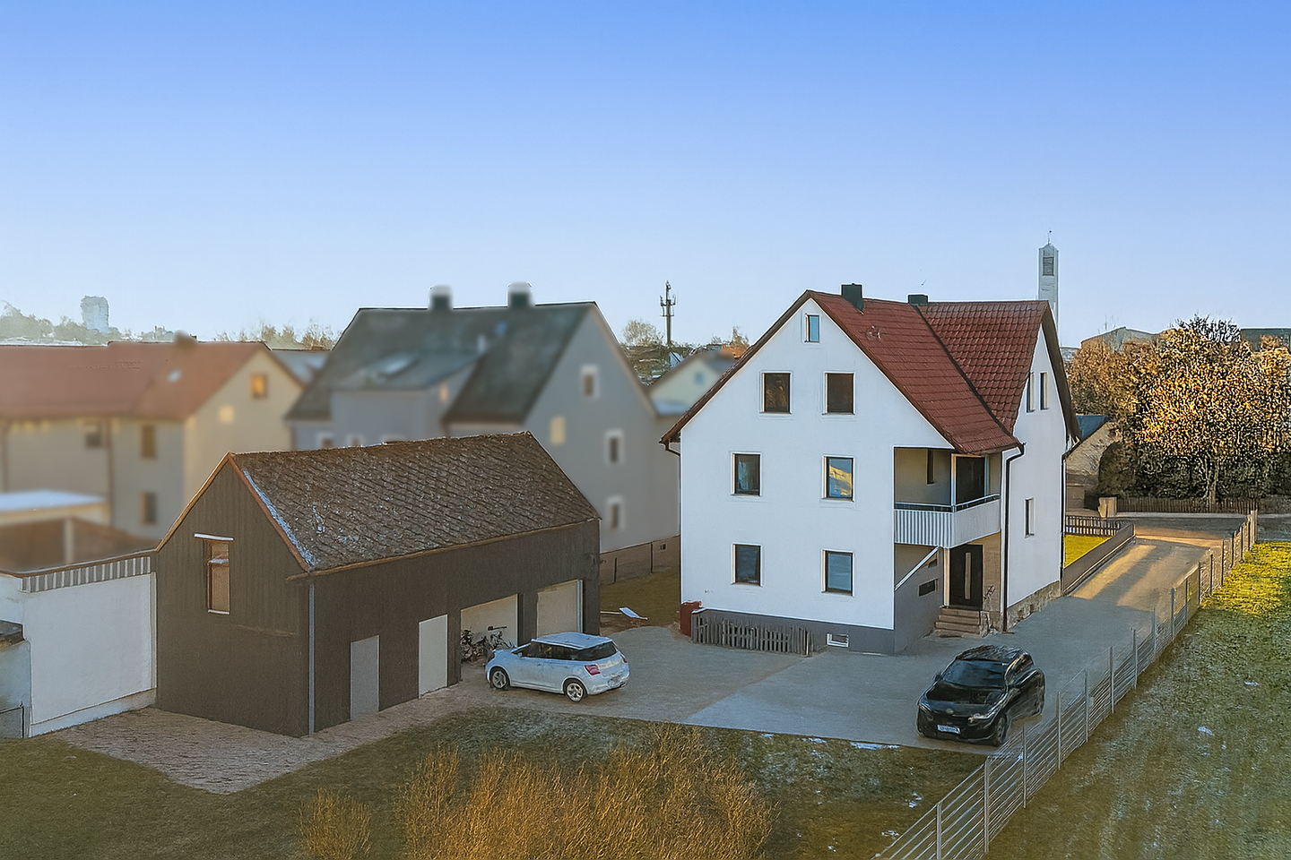 Immobilie in Grafenwöhr - 6 % Rendite! Hochwertig renoviertes Dreifamilienhaus mit Carport und großem Grundstück - Bild 0