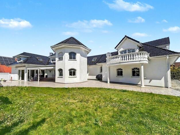 Villa zum Kauf 898.000 € 11 Zimmer 369 m² 1.296 m² Grundstück Reislingen Neuhaus - Reislingen 38446