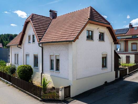 Doppelhaushälfte zum Kauf 275.000 € 6 Zimmer 119 m² 277 m² Grundstück Unterlauchringen Lauchringen 79787