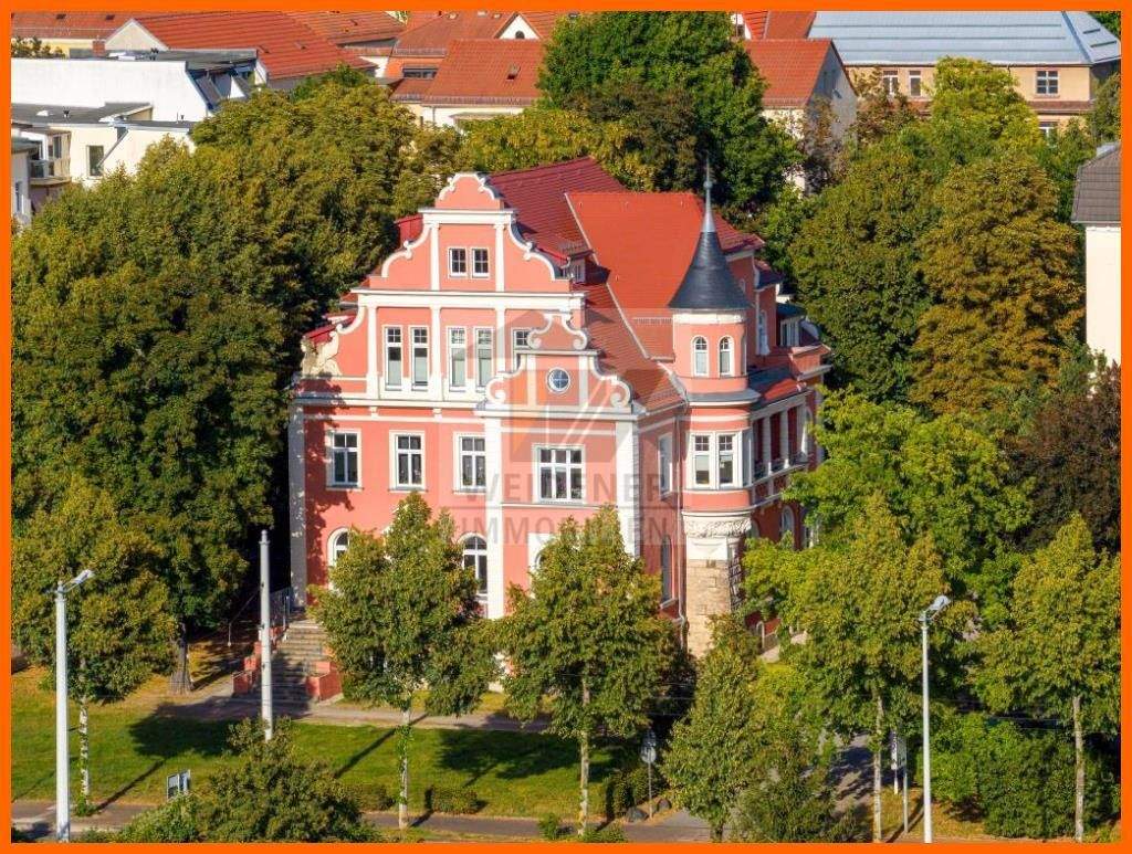 Wohnen mal anders! Imposante Dachgeschosswohnung mit Balkon und Aufzug!
