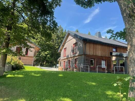 Hotel zum Kauf 870.000 € 9 Zimmer 7 Betten 112 m² Gastrofläche 3.392 m² Grundstück Jugelstraße 52 Johanngeorgenstadt 08349