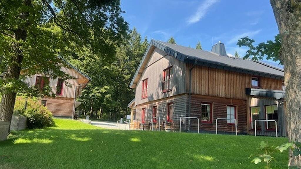 Hotel zum Kauf provisionsfrei 870.000 € 9 Zimmer 7 Betten 112 m² Gastrofläche 3.392 m² Grundstück Jugelstraße 52 Johanngeorgenstadt 08349