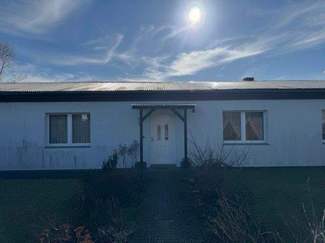 Immobilie in Rastow - Viel Platz auf einer Ebene: Großzügiger Bungalow mit Potenzial im Schweriner Umland - Bild 0