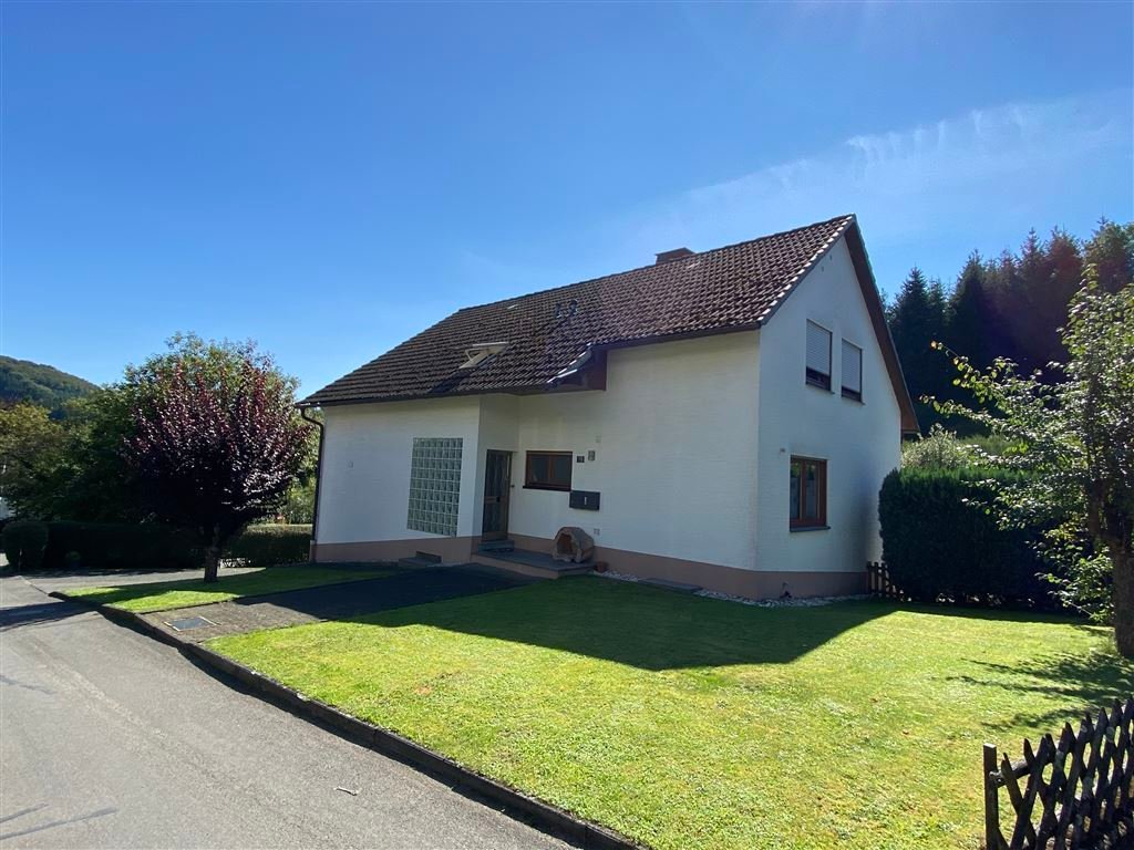 Mehrfamilienhaus zum Kauf 299.000 € 9 Zimmer 255 m²<br/>Wohnfläche 884 m²<br/>Grundstück Oedingen Lennestadt 57368