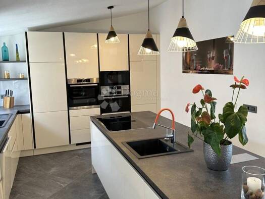 Haus zum Kauf 1.650.000 € 7 Zimmer 690 m² Okrug Gornji, Okrug Okrug Donji