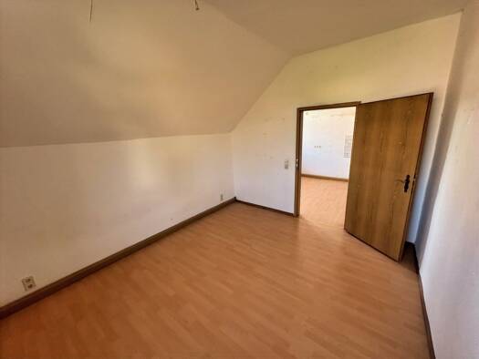Wohnung zur Miete 315 € 3 Zimmer 64 m² 3 Geschosse frei ab sofort Oelsnitz Oelsnitz/Erzgebirge 09376