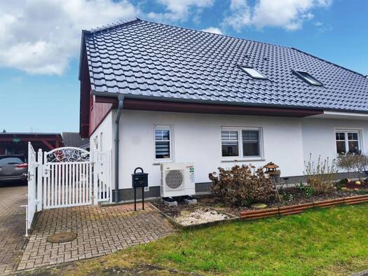 Doppelhaushälfte zum Kauf 285.000 € 4 Zimmer 114 m² 325 m² Grundstück frei ab 01.10.2026 Stendal Stendal 39576