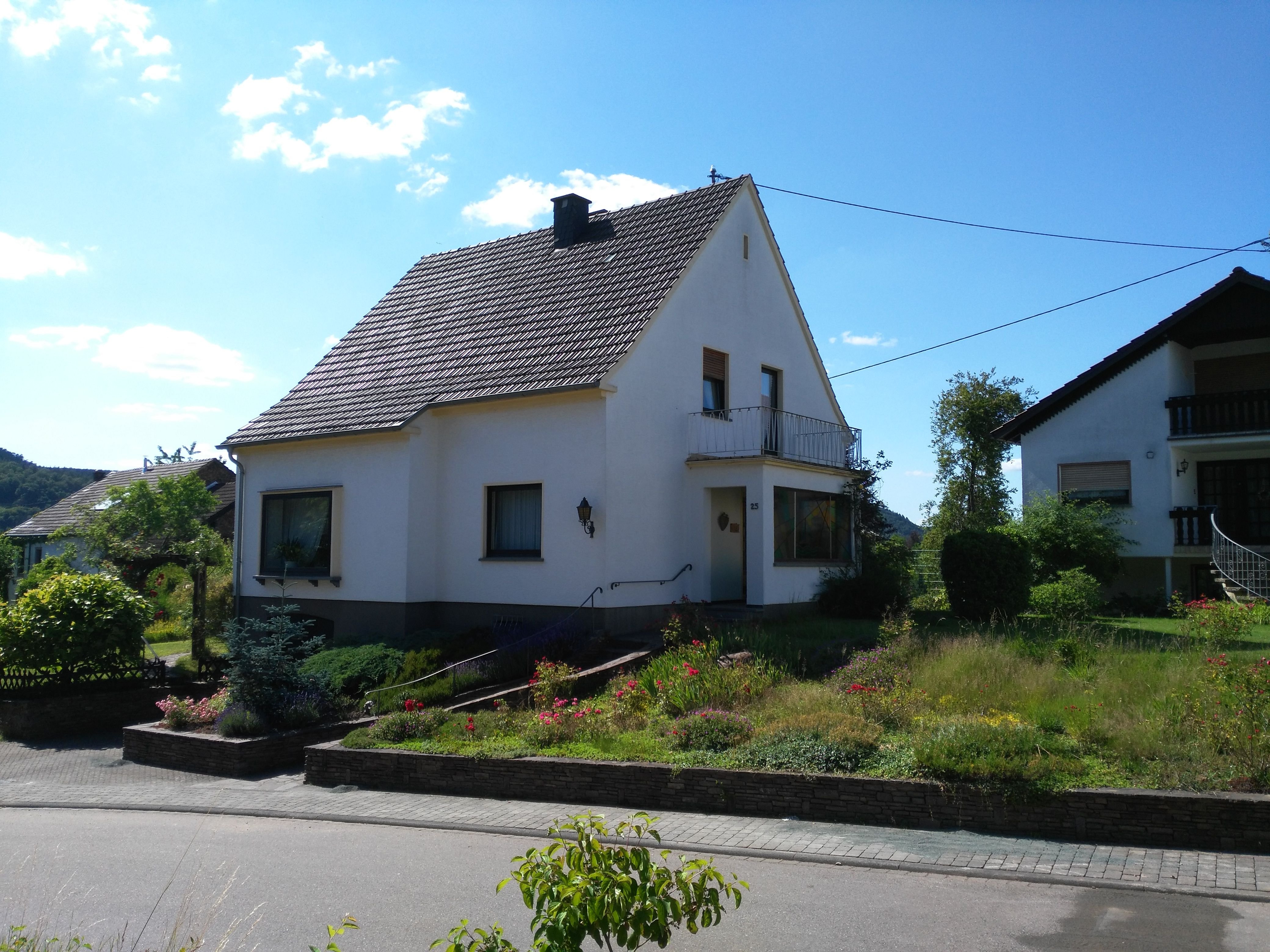 Einfamilienhaus zur Miete 1.300 € 4 Zimmer 138 m²<br/>Wohnfläche 800 m²<br/>Grundstück 01.02.2025<br/>Verfügbarkeit Losheimer Str. Serrig 54455