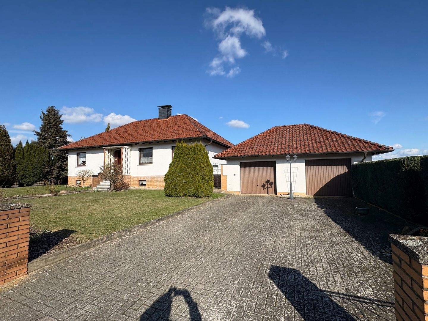 Immobilie in Wolsdorf - Schmucker Bungalow mit Vollkeller und 2 Garagen - Bild 0