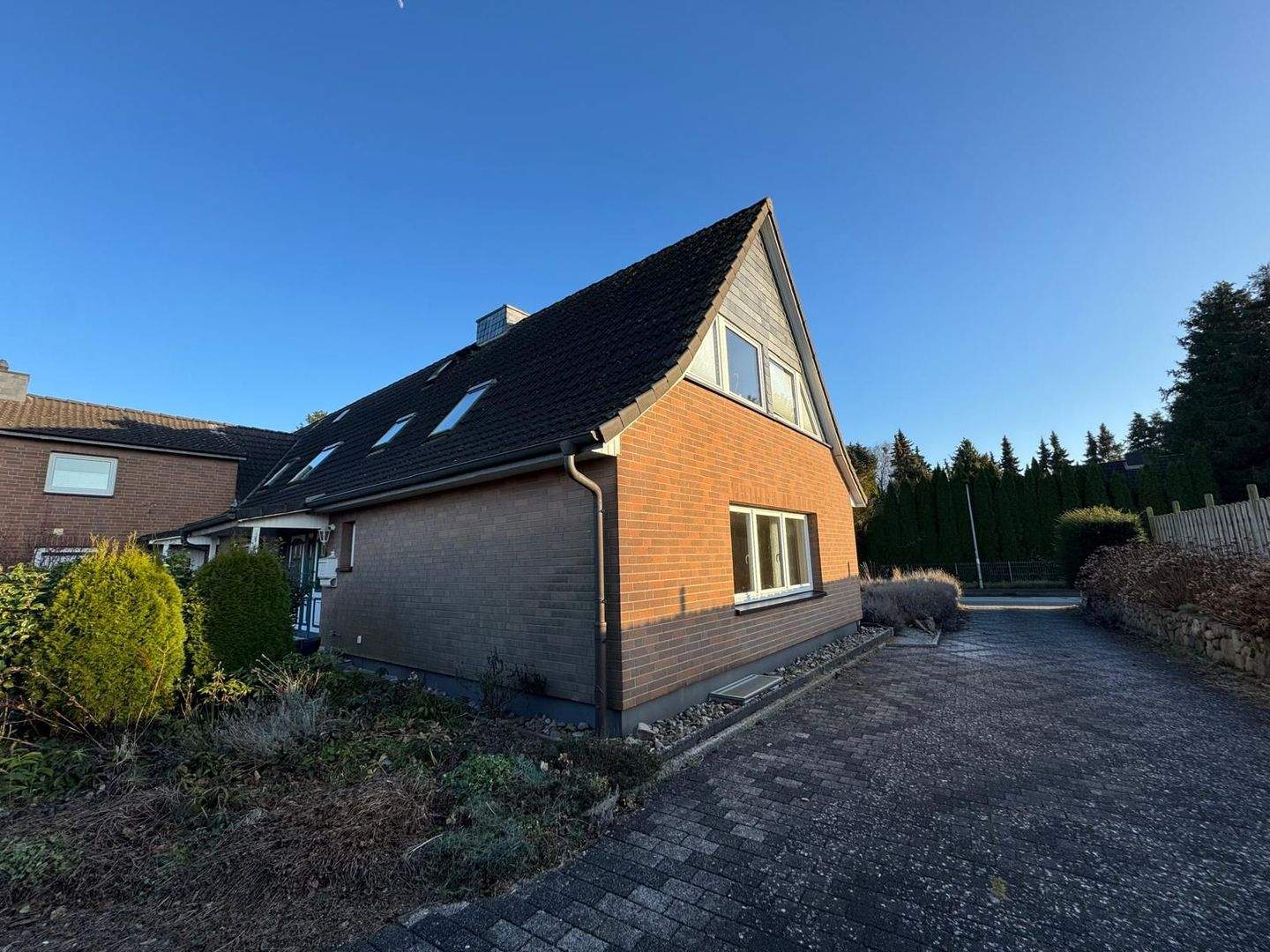 Immobilie in Bad Oldesloe - Seltene Gelegenheit mit außergewöhnlichem Potenzial - Doppelhaushälfte mit 2 Wohneinheiten und Bauplatz - Bild 0