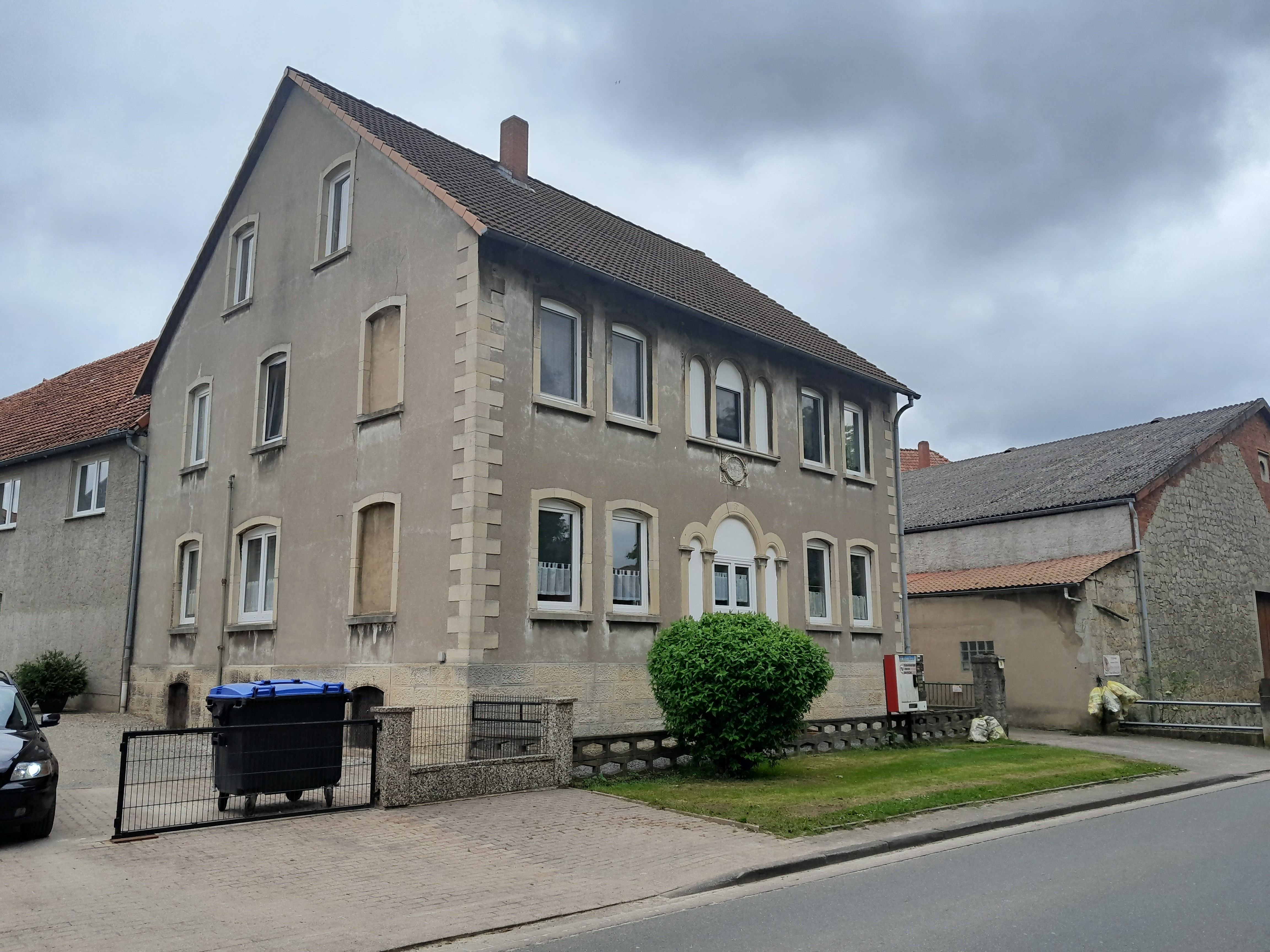 Mehrfamilienhaus zum Kauf als Kapitalanlage geeignet 298.000 € 13 Zimmer 360 m²<br/>Wohnfläche 888 m²<br/>Grundstück Lange Str. 38 Thüste Salzhemmendorf 31020