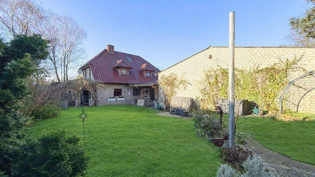 Großzügiges Betriebsleiterhaus mit Halle zum Kauf!