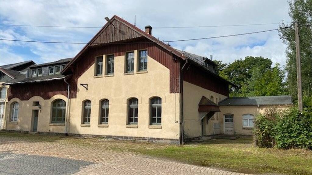 Haus zum Kauf provisionsfrei 99.900 € 15 Zimmer 450 m² 650 m² Grundstück frei ab sofort Am Bahnhof 3 Rodewisch 08228