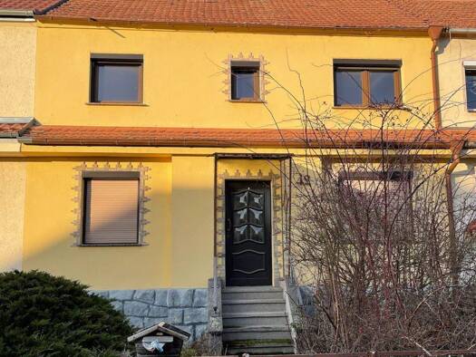 Reihenmittelhaus zum Kauf 60.000 € 4 Zimmer 84 m² 640 m² Grundstück frei ab sofort Gröba Riesa 01591