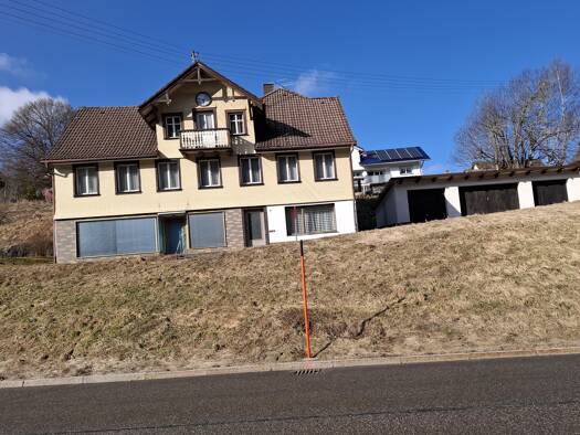 Haus zum Kauf provisionsfrei 225.000 € 224 m² 1.081 m² Grundstück frei ab sofort Wiesbachweg 1 Eisenbach 79871