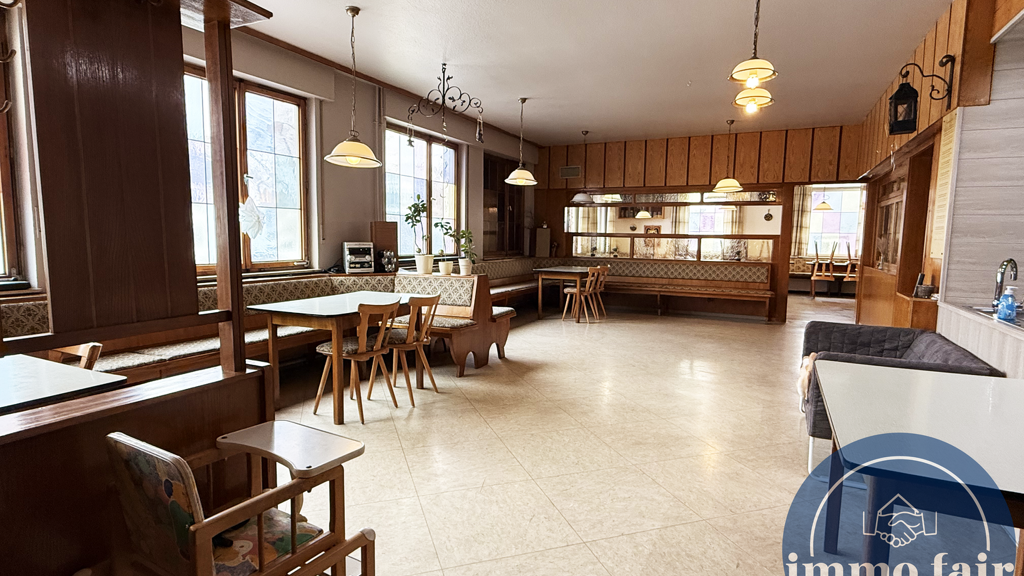 Mehrfamilienhaus zum Kauf als Kapitalanlage geeignet 599.000 € 15 Zimmer 427 m² 650 m² Grundstück Uracher Straße 17 Upfingen St. Johann 72813