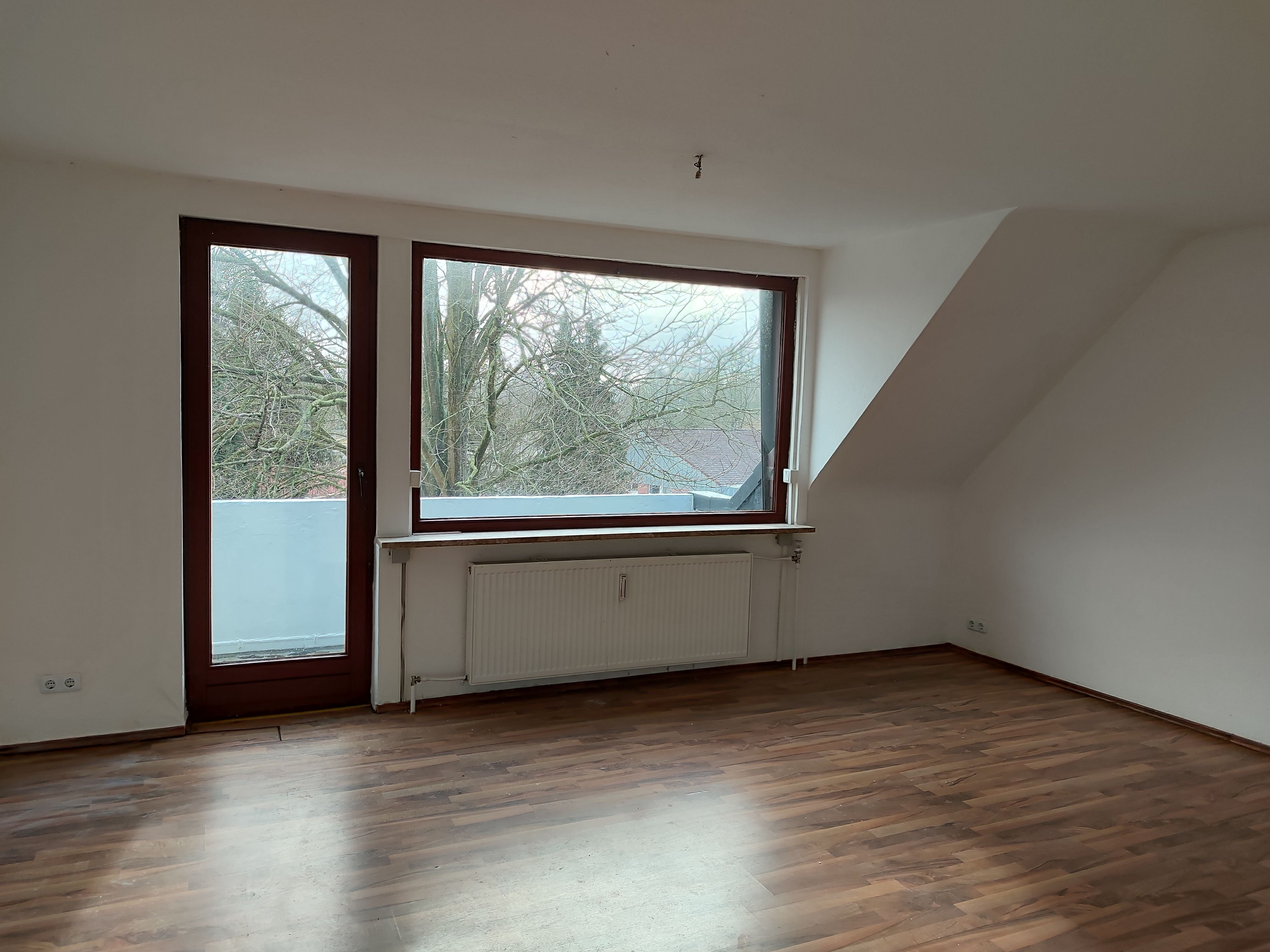 Wohnung zur Miete 400 € 3 Zimmer 72 m²<br/>Wohnfläche 2.<br/>Geschoss ab sofort<br/>Verfügbarkeit Schiffdorfer Chaussee 182 Schiffdorferdamm Bremerhaven 27574