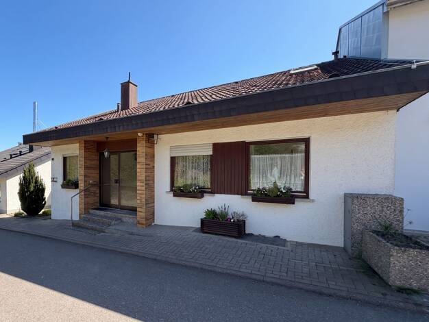 Reihenendhaus zum Kauf 439.000 € 8 Zimmer 216 m² 450 m² Grundstück Ostelsheim 75395