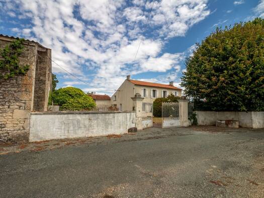 Haus zum Kauf 199.000 € 180 m² 4.640 m² Grundstück Sud Saint-Jean-d'Angély 17400