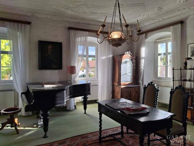 Schloss zum Kauf 1.650.000 € 10 Zimmer 250 m² 3.272 m² Grundstück Schernau Dettelbach 97337