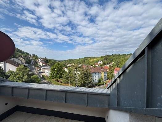 Wohnung zur Miete 850 € 2 Zimmer 82,6 m² Dachgeschoss, 2. Geschoss frei ab sofort Randersacker 97236