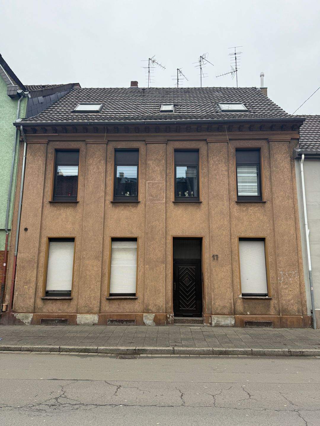 Immobilie in Krefeld - Voll vermietetes Mehrfamilienhaus mit separatem Fachwerkhaus in zentraler Lage von Krefeld - Bild 1