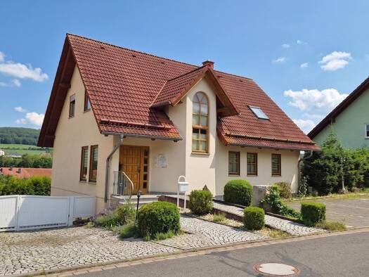 Einfamilienhaus zum Kauf provisionsfrei 279.900 € 6 Zimmer 73,9 m² 1.246 m² Grundstück Schulstraße 19 a Lengenfeld unterm Stein Südeichsfeld 99976
