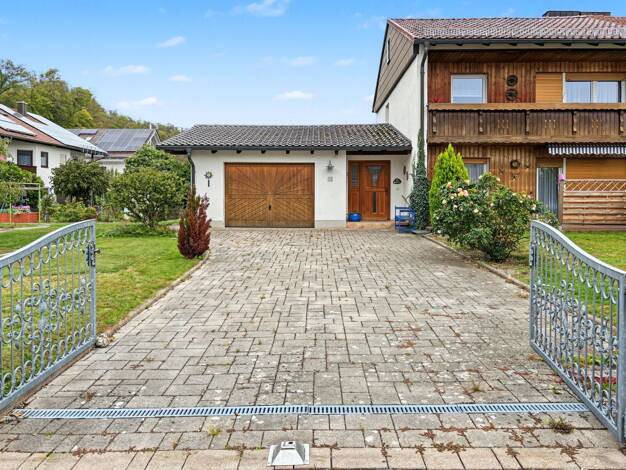 Doppelhaushälfte zum Kauf 298.000 € 4 Zimmer 121,8 m² 645 m² Grundstück Gendorf Burgkirchen an der Alz 84508