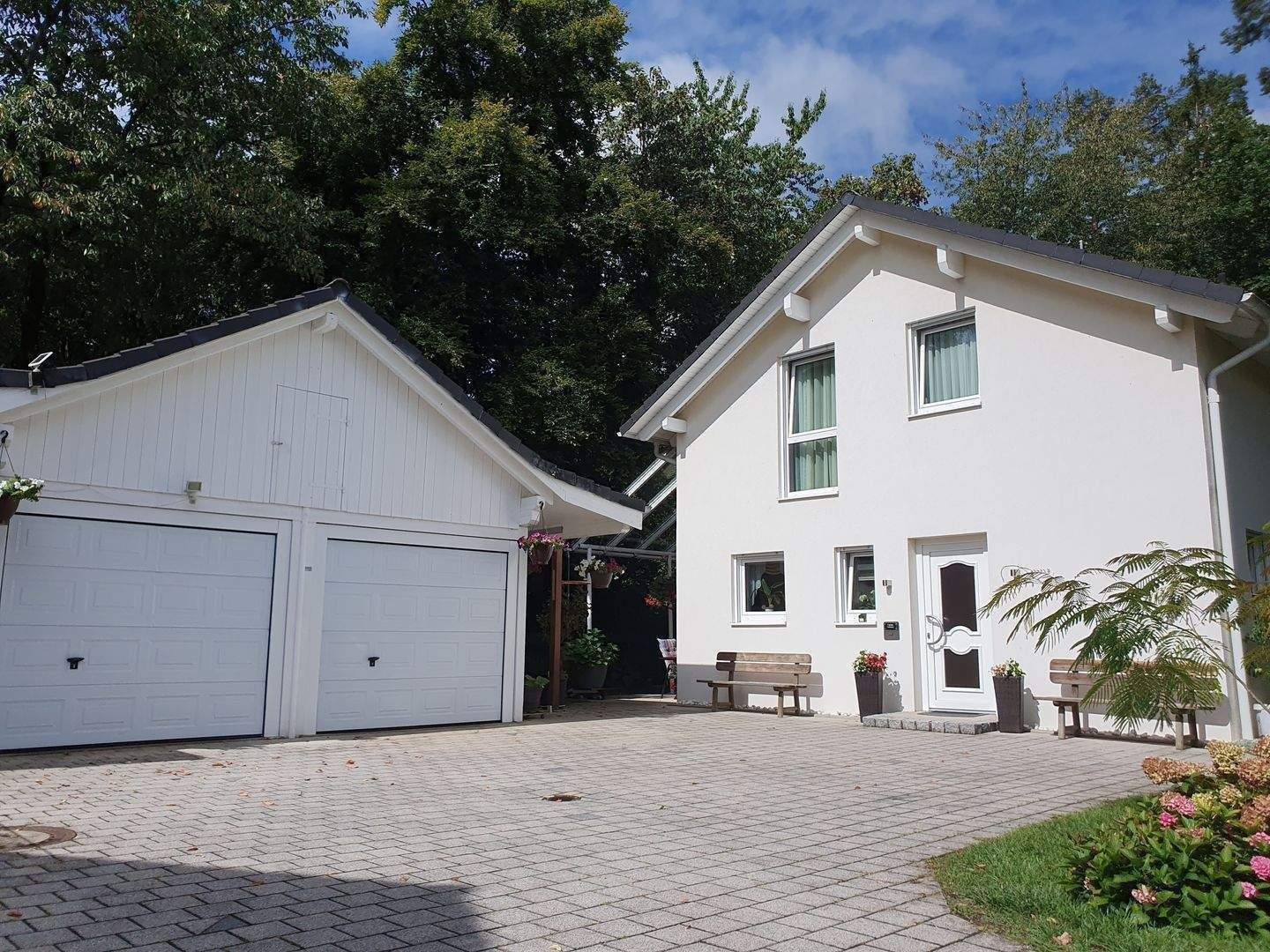 In GRÜNER und RUHIGER Lage -- Modernes EINFAMILIENHAUS mit 2 GARAGEN