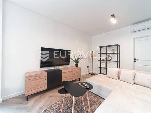 Wohnung zur Miete 750 € 2 Zimmer 47 m² 1. Geschoss Jug II Donji grad, Jug II, Tenja