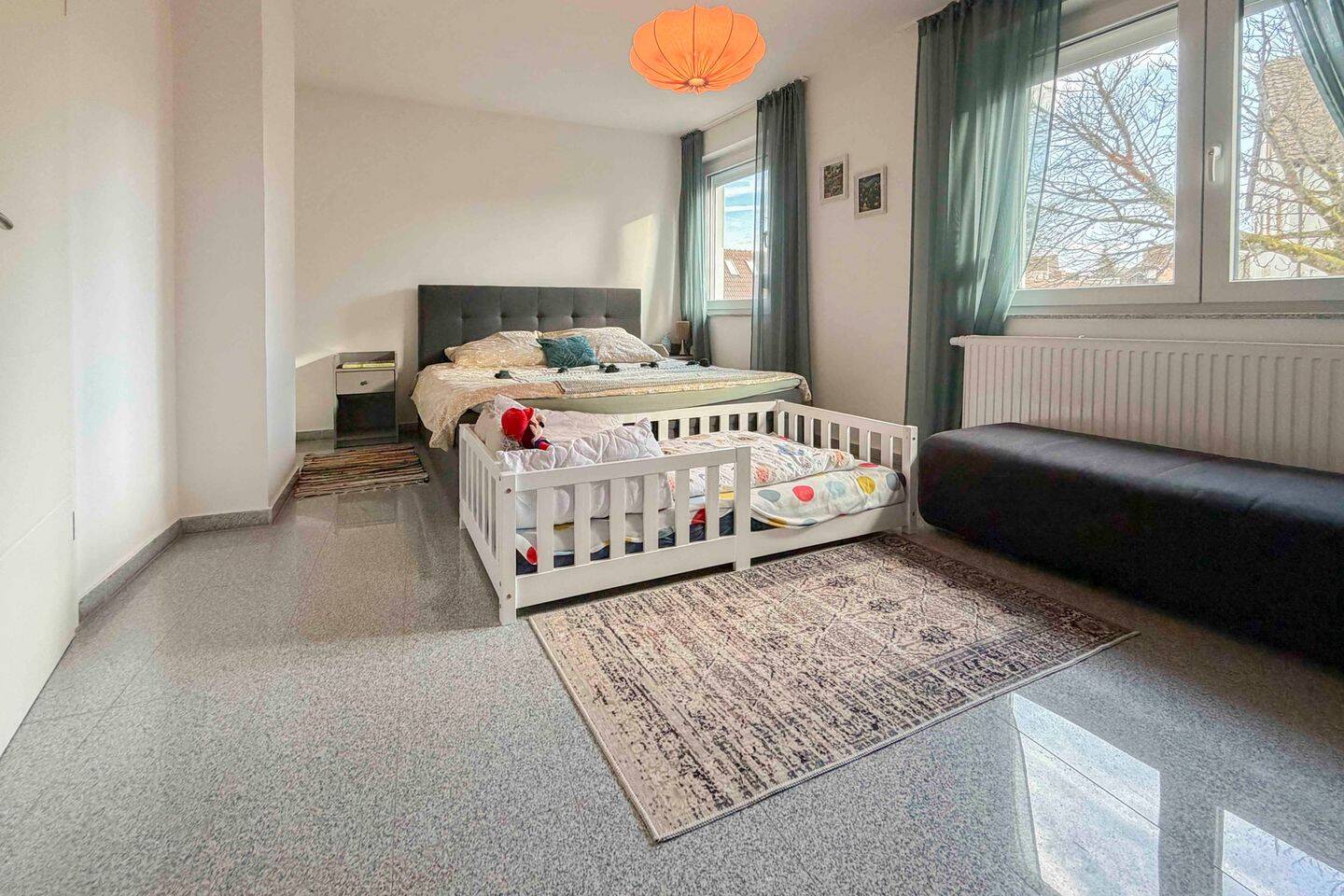 Immobilie in Gerach - Bezugfertiges Familienhaus mit großem Garten, Dachterrasse & Einbauküche - 2017 umfassend saniert - Bild 2