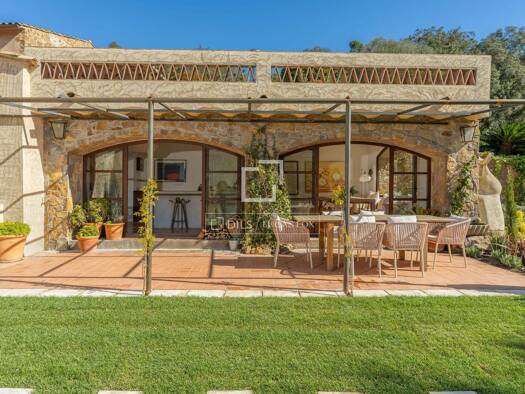 Haus zum Kauf 2.225.000 € 642 m² 12.618 m² Grundstück Mont-Ras 17253