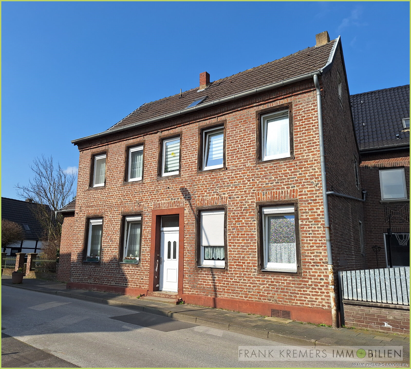 Mehrfamilienhaus zum Kauf 489.000 € 20 Zimmer 412 m²<br/>Wohnfläche 2.114 m²<br/>Grundstück Wevelinghoven Grevenbroich 41516