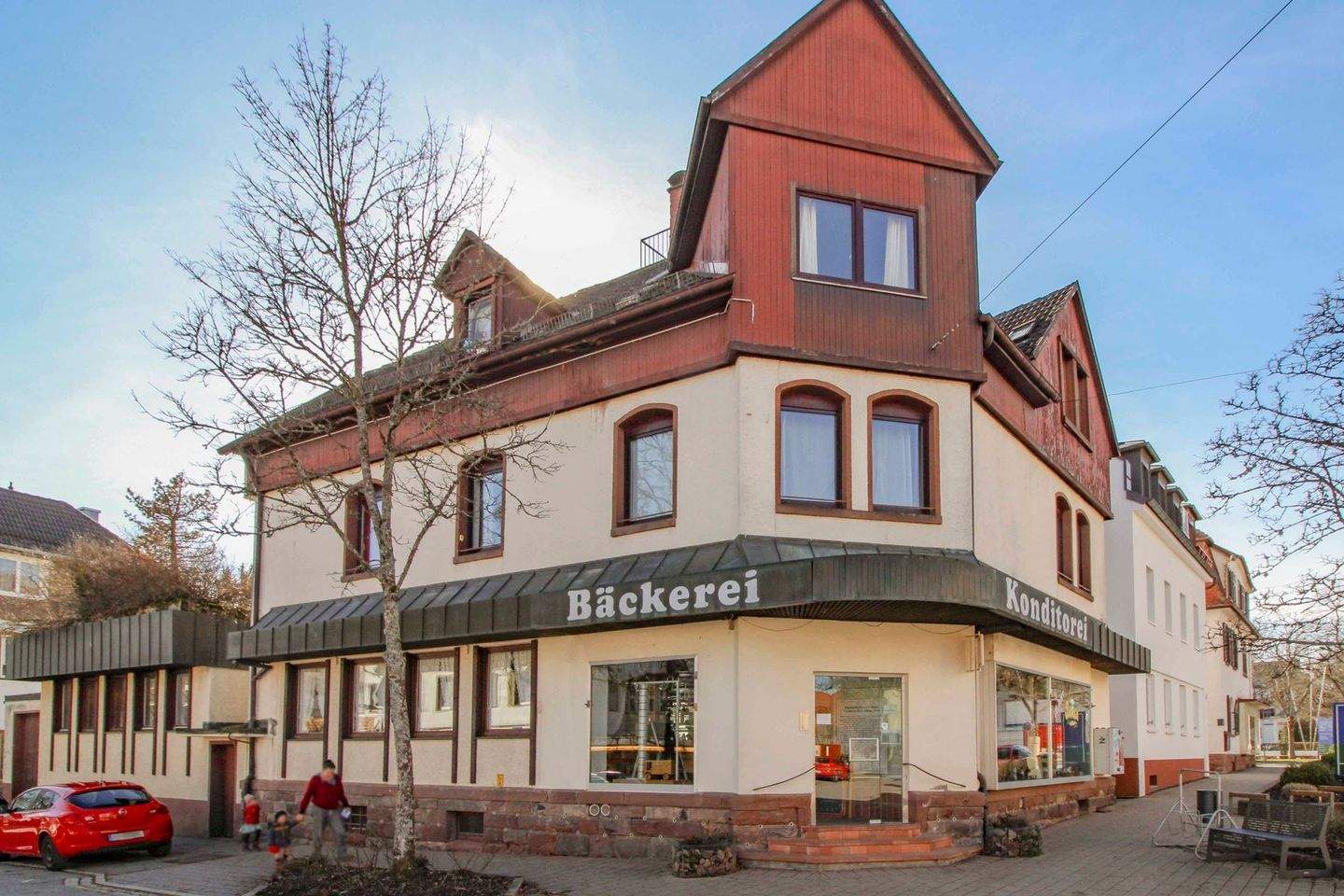 Immobilie in Königsfeld im Schwarzwald - 3 Wohnungen + 3 Apartments + Bäckerei im Herzen der Kurstadt Königsfeld - Um- und Ausbaupotential - Bild 1