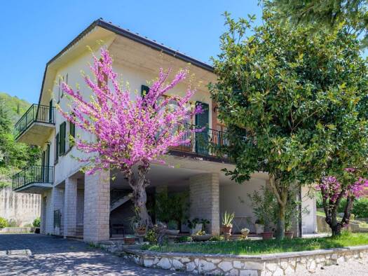 Haus zum Kauf 265.000 € 310 m² 2.000 m² Grundstück Gubbio 06024