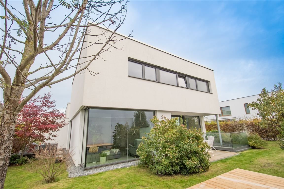 Villa zum Kauf 1.980.000 € 5 Zimmer 196 m²<br/>Wohnfläche 400 m²<br/>Grundstück ab sofort<br/>Verfügbarkeit Kalbach-Riedberg Frankfurt 60438