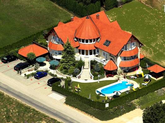 Hotel zum Kauf 1.630.160 € 12 Zimmer 30 Betten 2.066 m² Grundstück Hévíz 8380