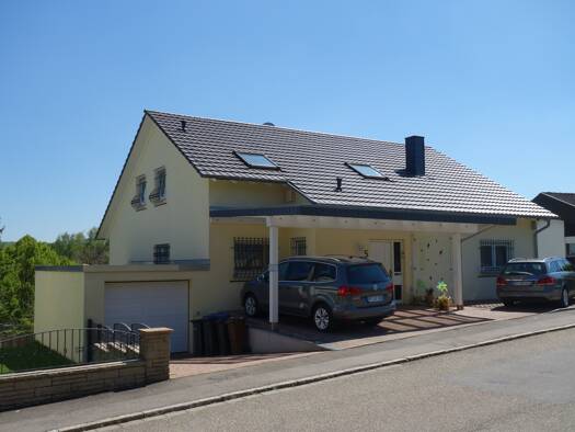 Einfamilienhaus zur Miete 2.600 € 10,5 Zimmer 285 m² 670 m² Grundstück frei ab 01.05.2026 Am roten Mäuerle 5 Eutingen Pforzheim 75181