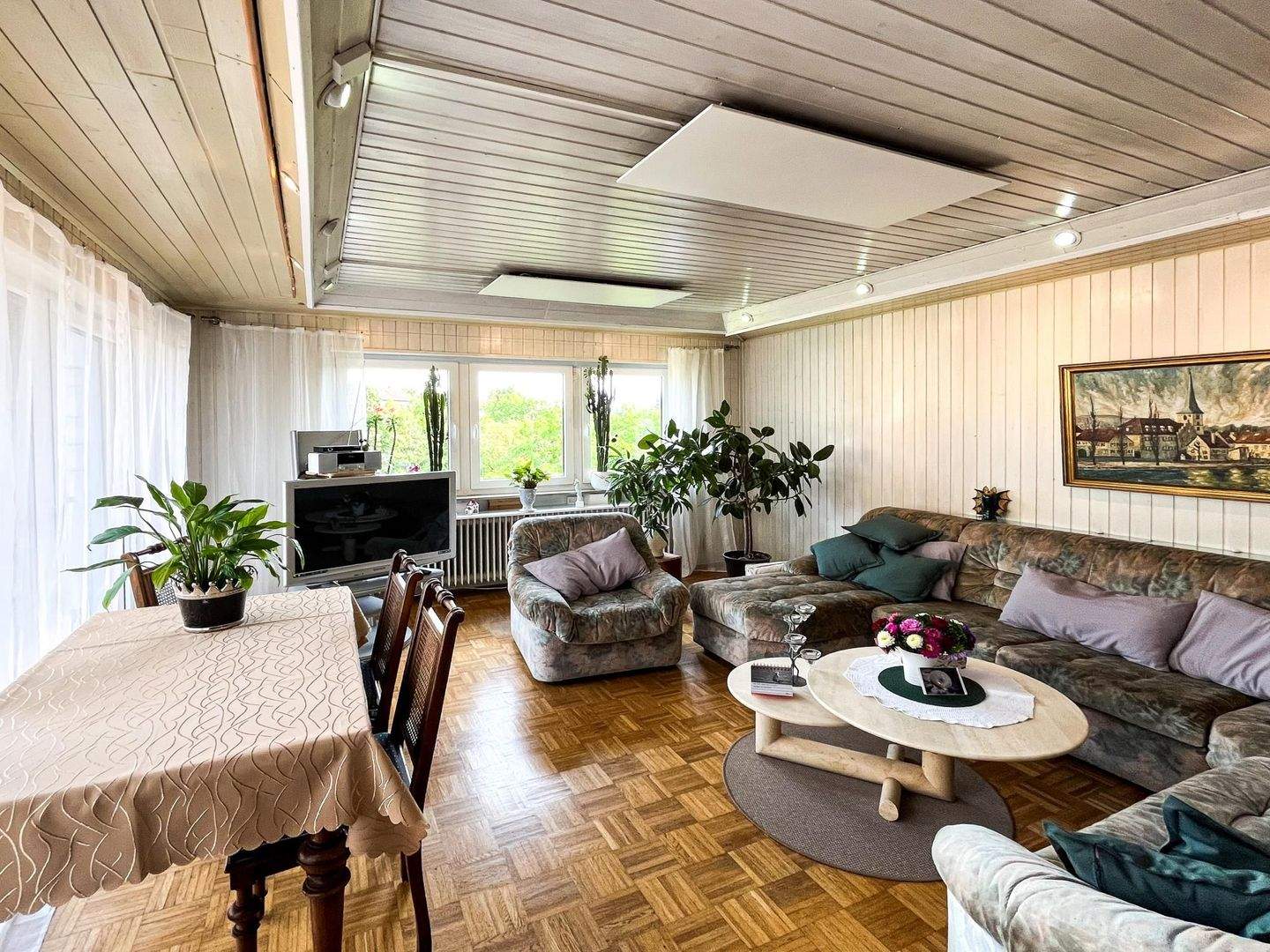 Immobilie in Veitshöchheim - Fast wie ein Haus: 5-Zimmer-Wohnung mit außergewöhnlicher Terrasse und Grünblick - Bild 1